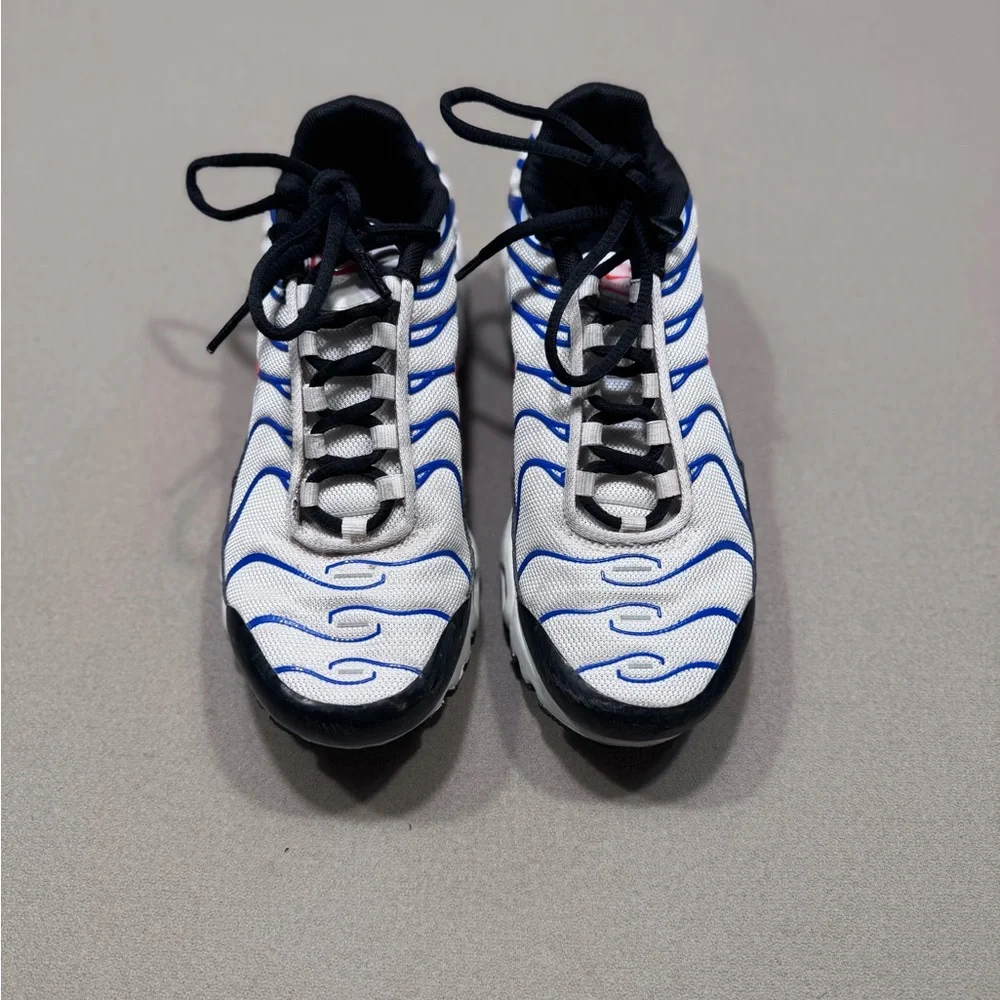 Nike Air Max Plus GS in the White/Game Royal/Black/Bright Crimson - Picture 2 of 7